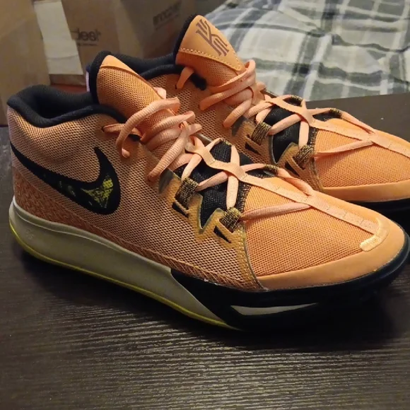 Nike Kyrie Flytrap 6 Orange Trance Yellow Strike Mens SZ 10 Womens SZ 11.5 NWOT - Picture 3 of 9